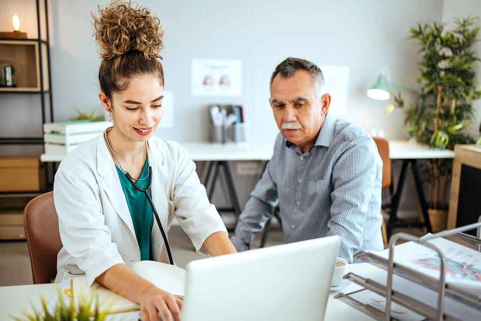 Medico consulta la piattaforma online